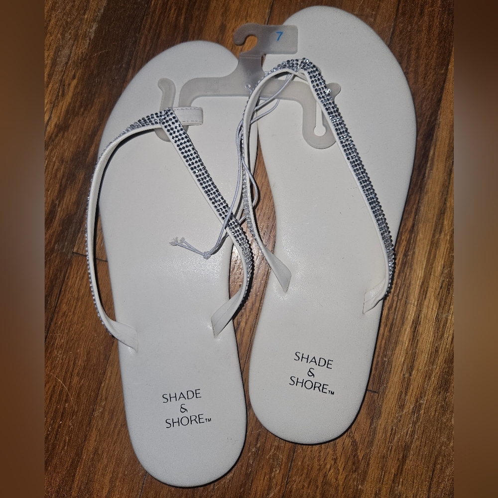 Shade & Shore White Flip Flops Size 7 NWOT